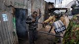 La police frappe un manifestant dans le bidonville de Kibera à Nairobi, au Kenya, lundi 20 mars 2023.