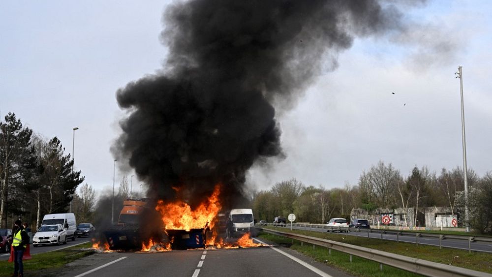 VIDÉO : FRANCE |  A cause de la réforme des retraites, plusieurs incendies bloquent la circulation à Rennes