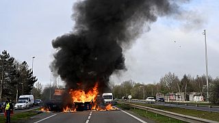 Manifestanti appiccano incendi sulla circonvallazione di Rennes