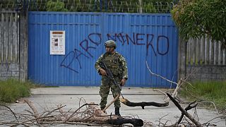 Katona őrködik egy gáztároló bejáratánál Tarazában a sztrájkolók jövetelére várva, 2023. március 15-én