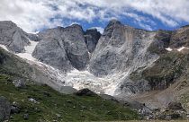 Il ghiacciaio Petit Vignemale, a sinistra, e le Oulettes, a destra, sulla parete nord del massiccio del Vignemale nei Pirenei