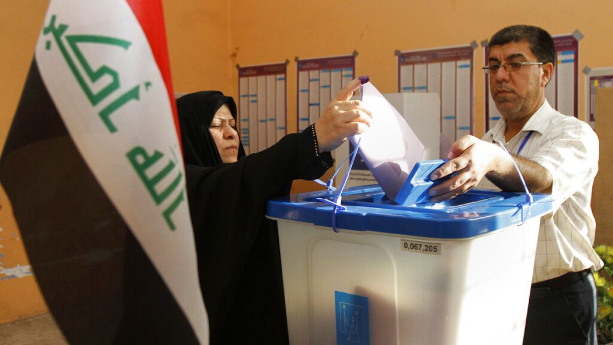 امرأة عراقية تدلي بصوتها في مركز اقتراع خلال انتخابات مجالس المحافظات في البصرة، العراق، 20 نيسان 2013.