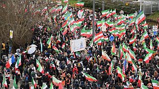 تظاهرة لمعارضين إيرانيين أمام مبنى البرلمان الأوروبي