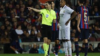 الحكم يلغي هدف ماركو أسنسيو خلال مباراة ريال مدريد وبرشلونة في كلاسيكو إسبانيا