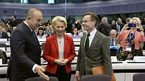 La présidente de la Commission européenne, Ursula von der Leyen, entourée du ministre des Affaires étrangères turc, Mevlut Cav et du Premier ministre suédois, Ulf Kristersson 