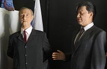 Wachsfiguren des russischen Präsidenten Wladimir Putin und des chinesischen Präsidenten Xi Jinping in einem Wachsfigurenkabinett in St. Petersburg, Russland, Freitag, 17. März