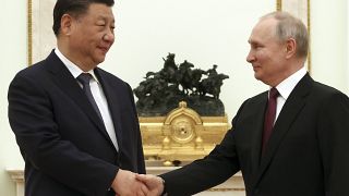 Vlagyimir Putyin a háromnapos állami látogatáson Oroszországban tartózkodó Hszi Csin-pinget fogadja a Kremlben