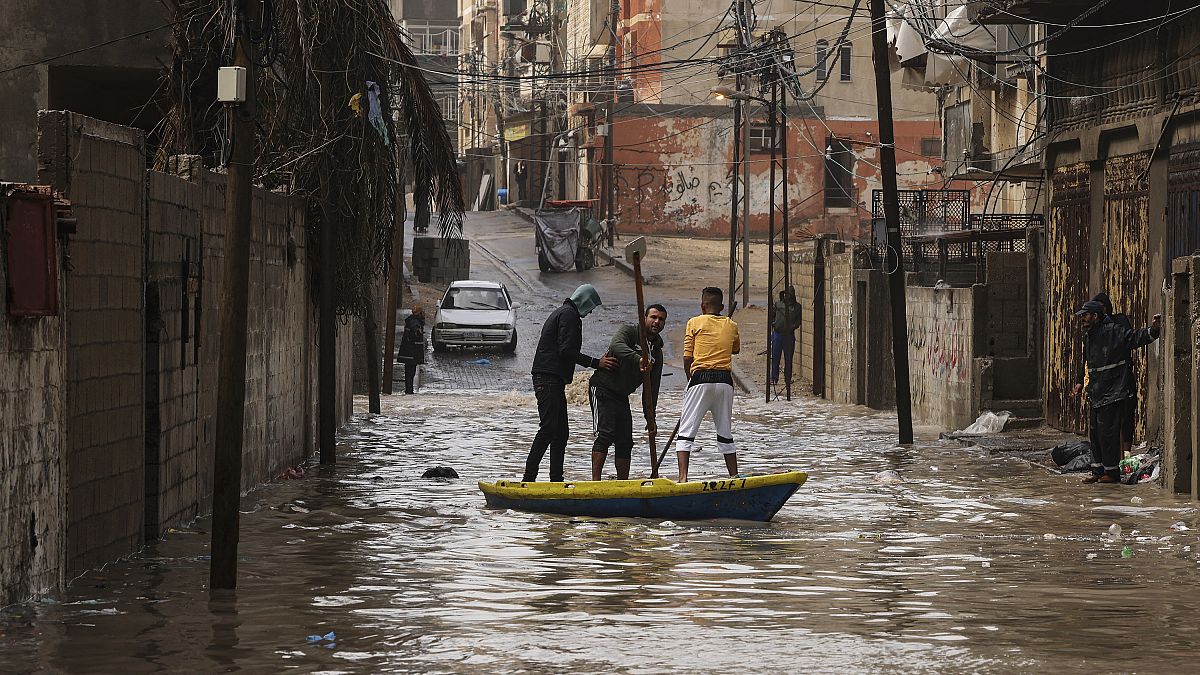 ارتفاع منسوب المياه في شوارع غزة