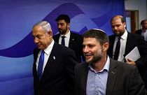بزالل اسموتریچ، وزیر دارایی اسرائیل در کنار بنیامین نتانیاهو