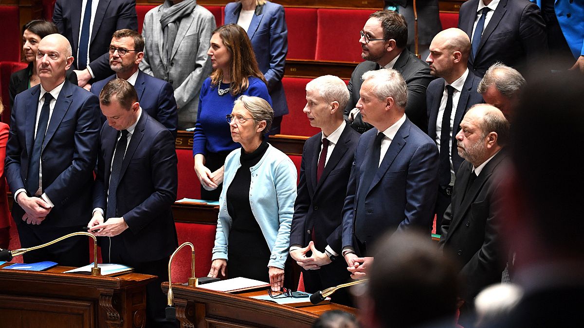 رئيسة الحكومة الفرنسية إليزابيت بورن ووزير المالية برونو لو مير بالبرلمان الفرنسي