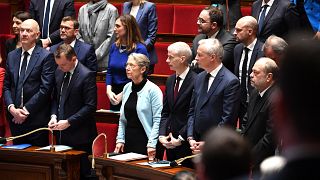 رئيسة الحكومة الفرنسية إليزابيت بورن ووزير المالية برونو لو مير بالبرلمان الفرنسي