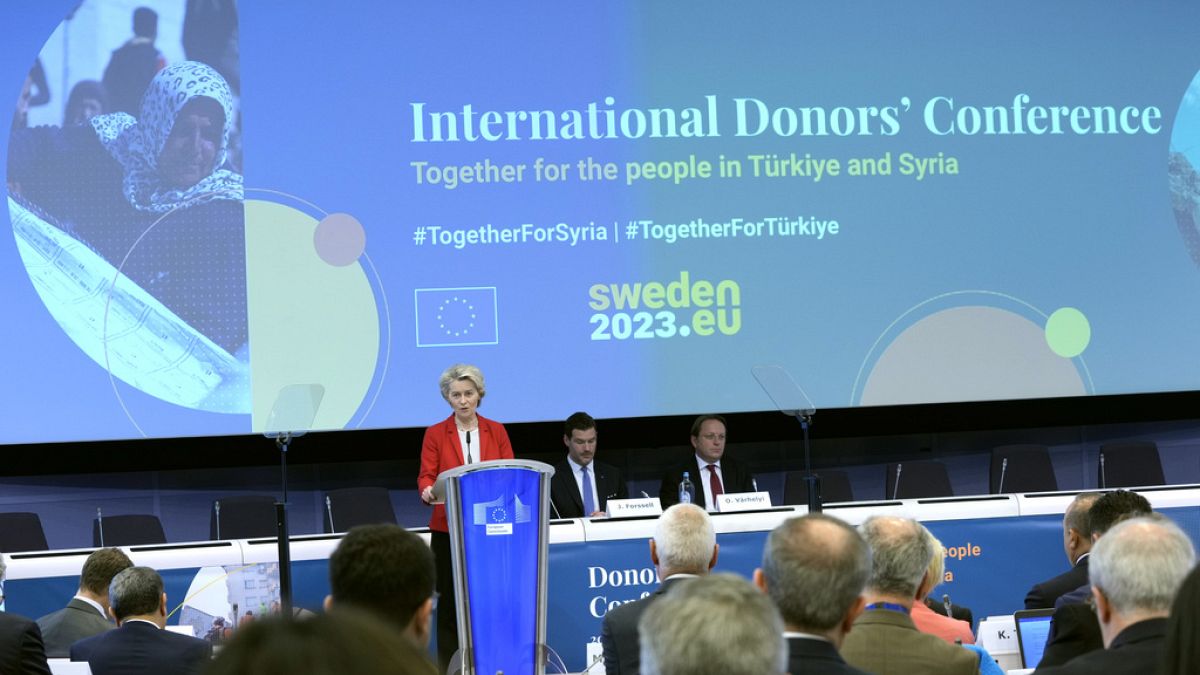 رئيسة المفوضية الأوروبية أورسولا فون دير لاين، تخاطب مؤتمر المانحين الدوليين لتركيا وسوريا في مبنى شارلمان، بروكسل 20 مارس 2023.