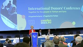 رئيسة المفوضية الأوروبية أورسولا فون دير لاين، تخاطب مؤتمر المانحين الدوليين لتركيا وسوريا في مبنى شارلمان، بروكسل 20 مارس 2023.