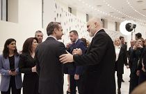 Ο πρωθυπουργός της Αλβανίας Edi Rama (Δ) ξεναγεί τον πρωθυπουργό Κυριάκο Μητσοτάκη (Α) στην έκθεση του με τίτλο «Improvisations»