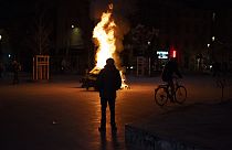 Un hombre observa un incendio provocado por manifestantes en Marsella, sur de Francia, el lunes 20 de marzo de 2023.