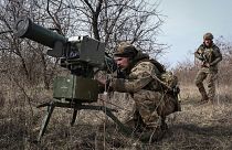 Украинские солдаты устанавливают противотанковый ракетный комплекс "Стугна" возле Бахмута, Донецкая область, 17 марта 2023 года.
