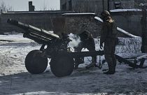 Ukrainische Soldaten bei der Bedienung eines Geschosses der Bauart Oto Melara Mod 56 (Aufnahme vom 19. Februar 23)
