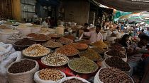 بازار كاراتشي يعرض سلع رمضان في باكستان