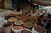 بازار كاراتشي يعرض سلع رمضان في باكستان