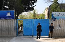 Afganistan'da bir okul girişi