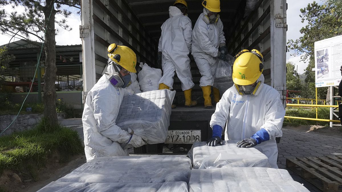 Az ecuadori kábítószerellenes hatóság lefoglalt kokaintéglák megsemmisítésére készül