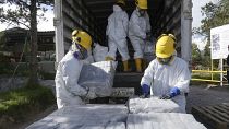 Az ecuadori kábítószerellenes hatóság lefoglalt kokaintéglák megsemmisítésére készül