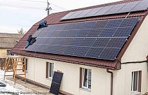 Solarzellen werden auf einem Hausdach angebracht