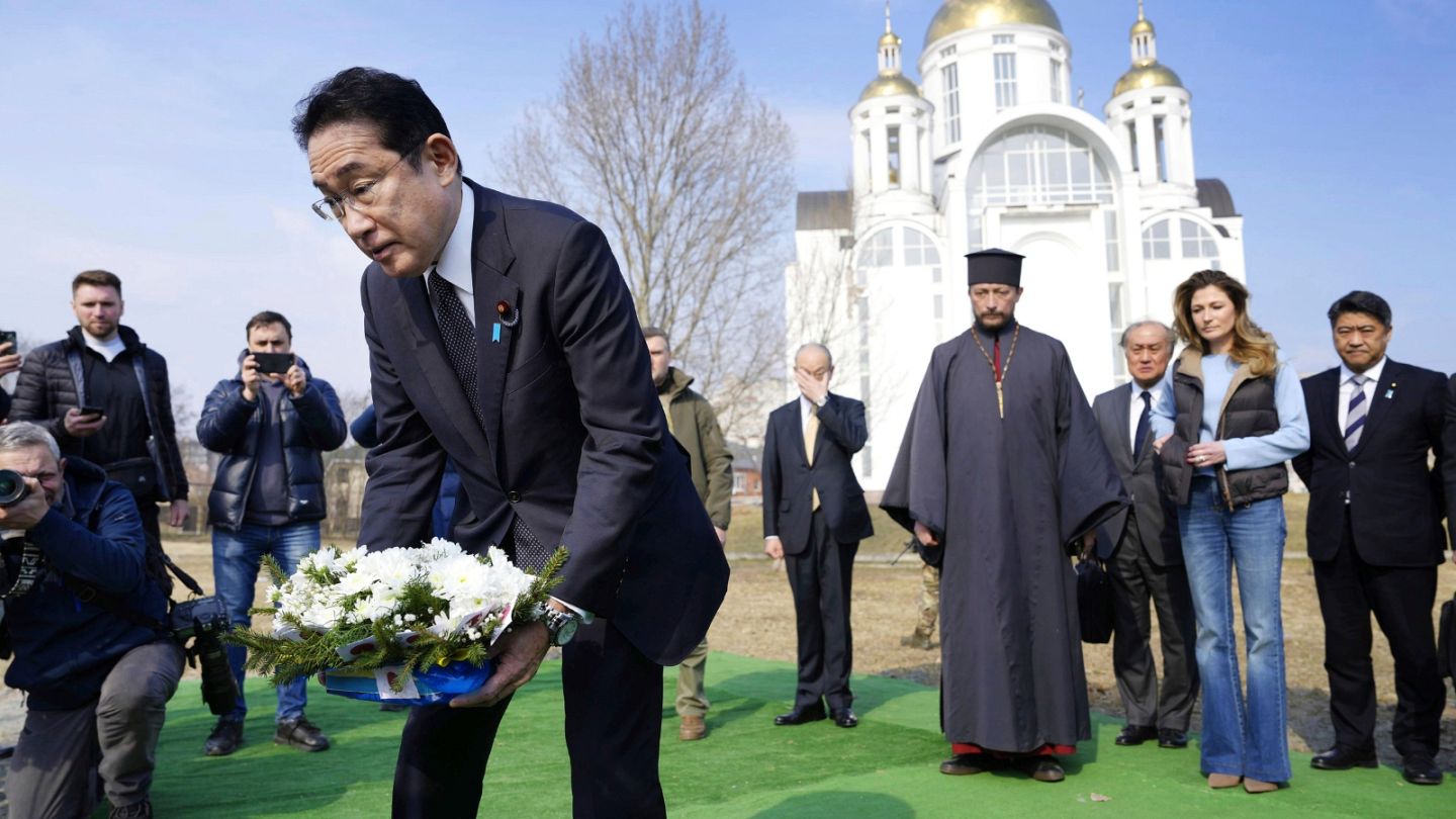 Japanese Prime Minister Fumio Kishida behind a bodyguard in Bucha March  2023 [2241x2867] : r/MilitaryPorn