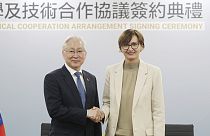 Le directeur du NSTC, Wu Tsung-tsong (à gauche) et la ministre allemande de l'Education et de la Recherche, Bettina Stark-Watzinger (à drote), mardi 21 mars 2023, à Taïwan.
