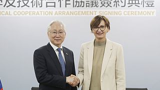 La ministra de Educación de Alemania, Bettina Stark-Watzinger, posa con su homólogo taiwanés, Wu Tsung-tsong, en Tapéi el 20 de marzo de 2023. 