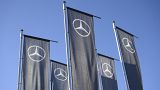 Des drapeaux arborant le logo de Mercedes-Benz devant un centre de services à la cilentèle à Sindelfingen