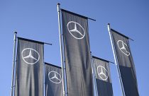 Flaggen mit dem Mercedes-Logo vor einem Kundenzentrum in Sindelfingen