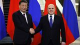 Presidente da China, Xi Jinping e o primeiro-ministro da Rússia, Mikhail Mishustin, em Moscovo