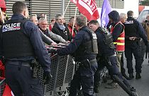 Полиция оттесняет профсоюзных активистов, чтобы разблокировать кольцевую развязку в Бидаре, юго-запад Франции, вторник, 21 марта 2023 года.
