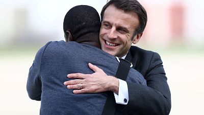 الصحفي الفرنسي أوليفييه دوبوا عقب الإفراج عنه، وفي استقباله الرئيس إيمانويل ماكرون.