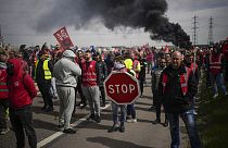 Бастующие блокируют доступ к нефтехранилищу, Фос-сюр-Мер, 21 марта 2023 года.