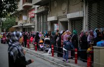 Syrische Familien warten in einer Schlange auf Hilfsgüter, die von UNICEF in Izmir verteilt werden