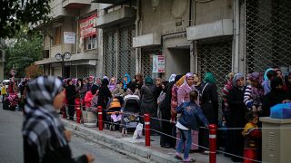 Syrische Familien warten in einer Schlange auf Hilfsgüter, die von UNICEF in Izmir verteilt werden