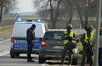 Lengyel katonák és rendőrök tartanak ellenőrzést a belorusz határon