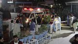 سيارات الإسعاف تنقل الضحايا جراء الزلزال إلى مستشفى سيدو شريف بوادي سوات في باكستان