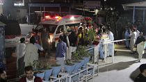 سيارات الإسعاف تنقل الضحايا جراء الزلزال إلى مستشفى سيدو شريف بوادي سوات في باكستان