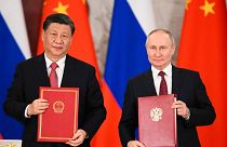 رئیس جمهور روسیه، ولادیمیر پوتین، سمت راست، و رئیس جمهور چین، شی جین پینگ