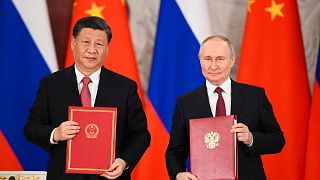 رئیس جمهور روسیه، ولادیمیر پوتین، سمت راست، و رئیس جمهور چین، شی جین پینگ
