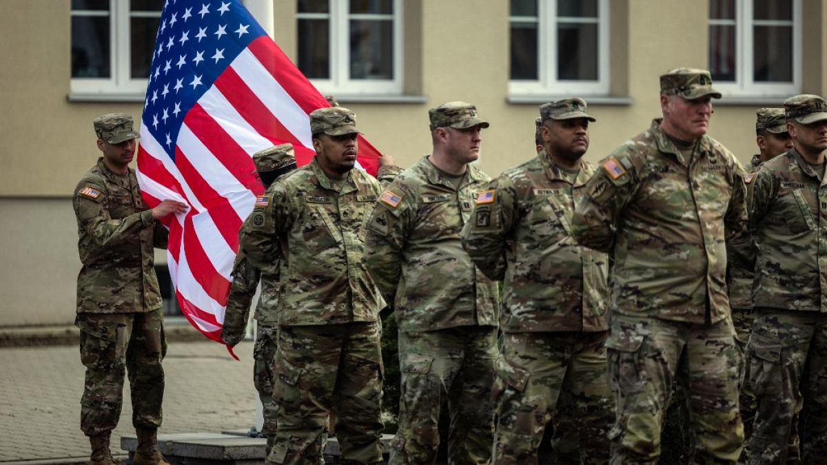  جنود أمريكيون يشاركون في حفل التنصيب، في معسكر كوسيوسكو في بوزنان، بولندا، 21 مارس 2023.