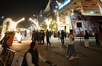 Des habitants d'Islamabad (Pakistan) devant un centre commercial après le séisme, le 21 mars 2023.