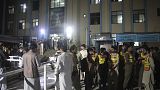 Hozzátartozók és mentősök az egyik pakisztáni kórháznál a földrengés után