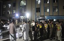 Des gens se rassemblent devant un hôpital où sont transportés des victimes du séisme à Saidu Sharif, au Pakistan, 21/03/23