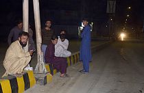 Ανήσυχοι κάτοικοι στους δρόμους μετά από σεισμό στο Πακιστάν (φώτο αρχείου)