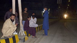 Ανήσυχοι κάτοικοι στους δρόμους μετά από σεισμό στο Πακιστάν (φώτο αρχείου)