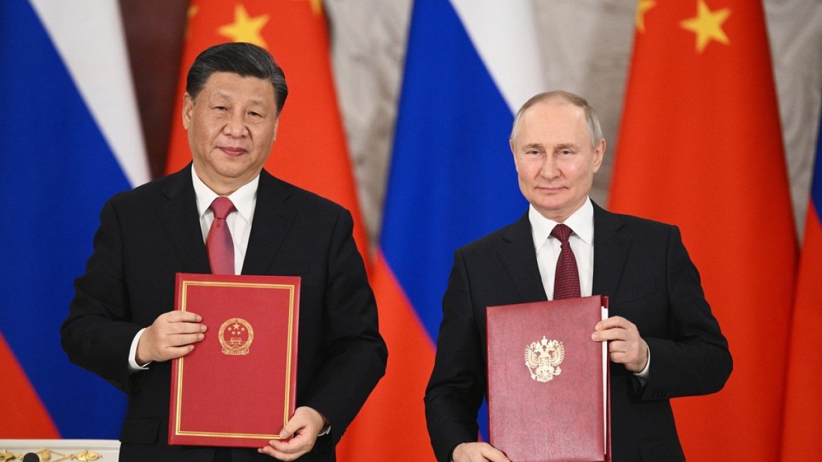  Çin Devlet Başkanı Şi Cinping (sol), Rusya Devlet Başkanı Vladimir Putin 